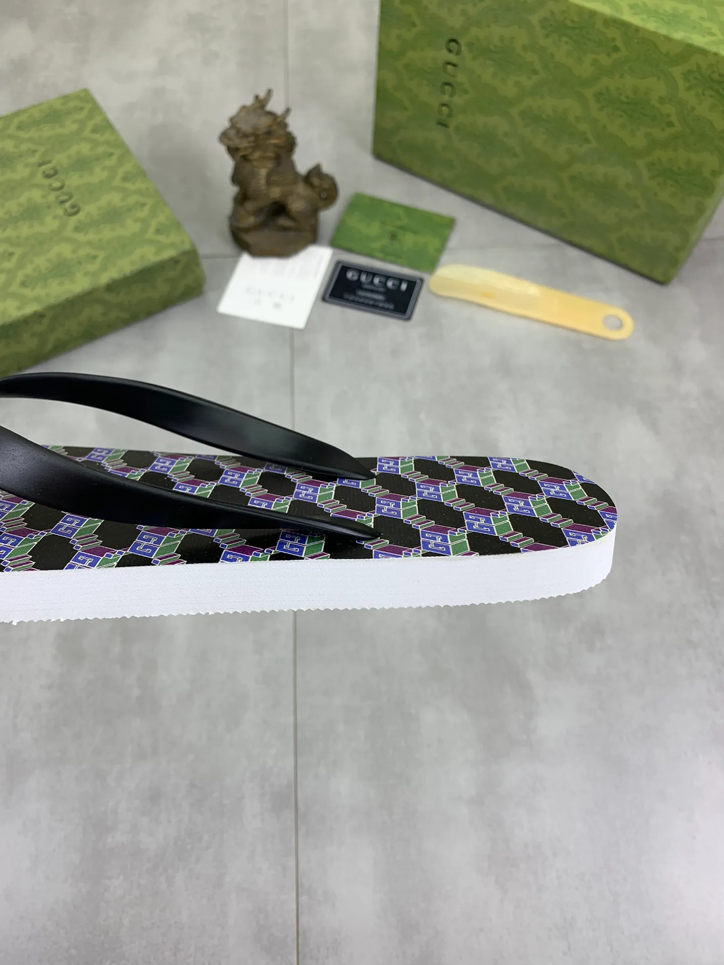 Men's men's shoes 💰P220💰【New style】🆘【GUCCI】Official website's popular Gucci adult couple 🧑‍🤝‍🧑 style, children's flip-flops are on sale at the counter simultaneously! Original fabric imported from Italy. Original bottom provided by the original factory. Size: Adult 36-45. Children’s size: 30-37. Multiple colors available.